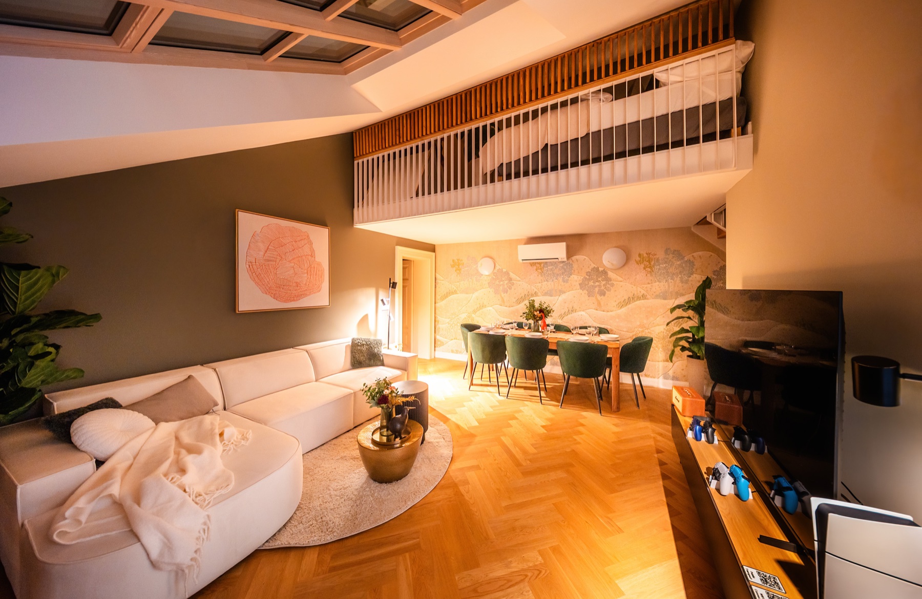 Top-floor loft suite · photo 1